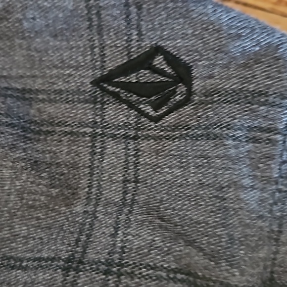 Volcom Dark Grey Plaid Shorts - Size 33 - Picture 4 of 6